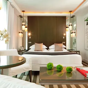 Le A 4*, Parigi Francia